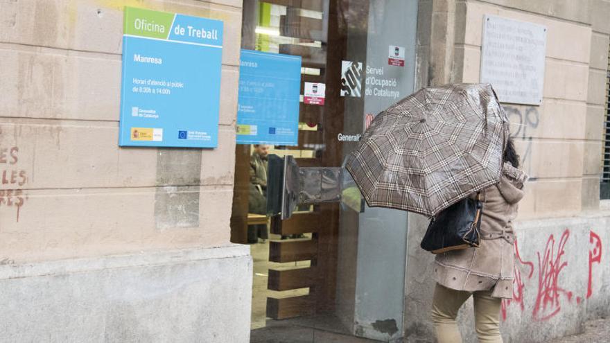 Una usuària entrant a l&#039;Oficina de Treball de Manresa.