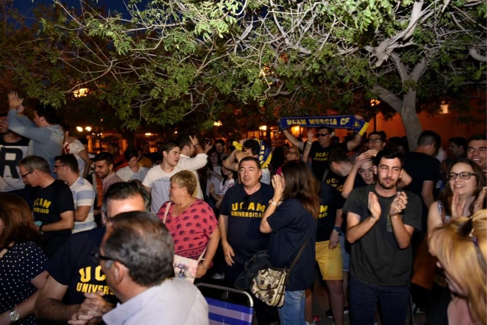 Los aficionados del UCAM lo celebran desde la universidad