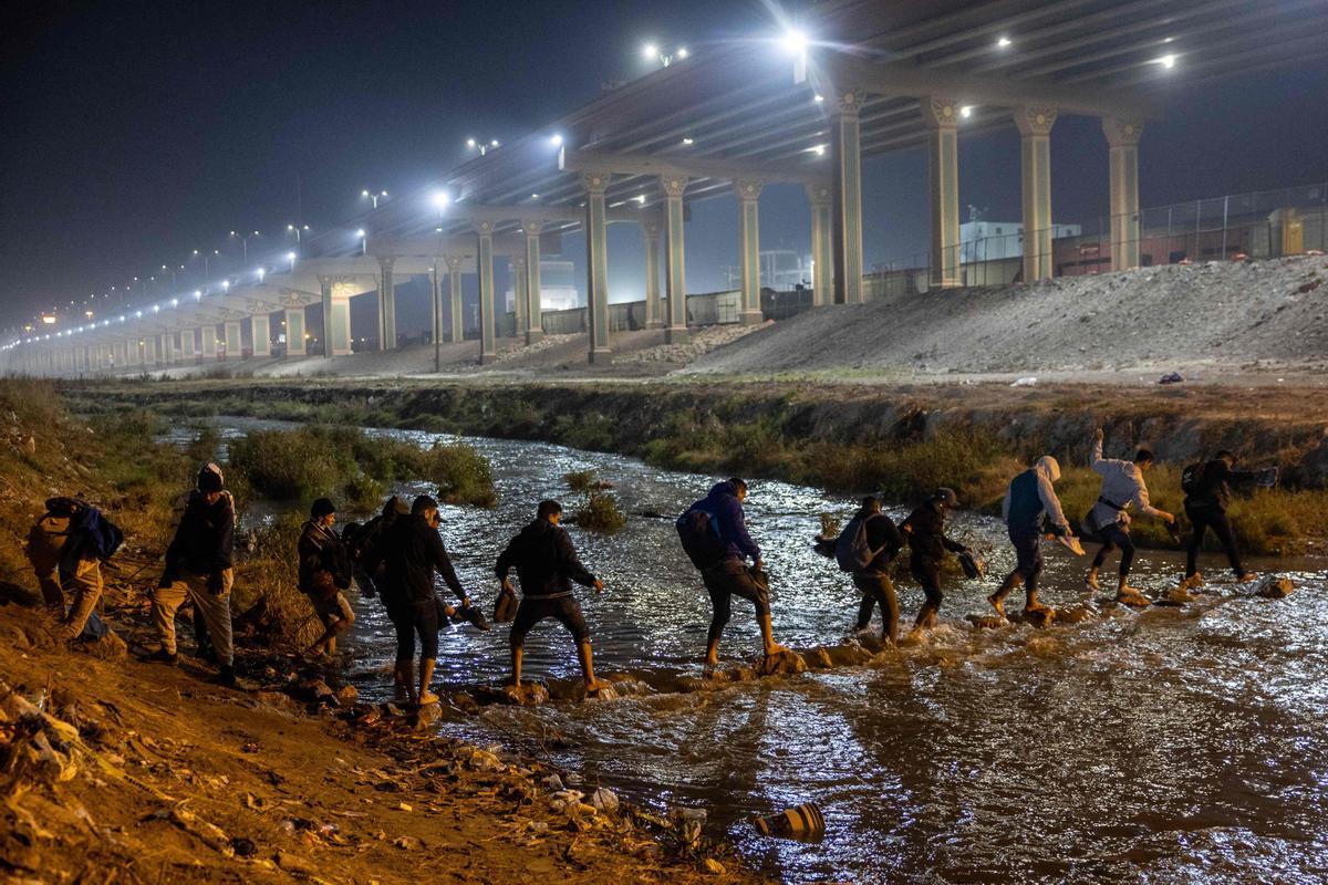 Un aluvión de inmigrantes cruzan Río Grande de Ciudad Juárez (México) a El Paso (Texas) ante un posible cambio en la política migratoria