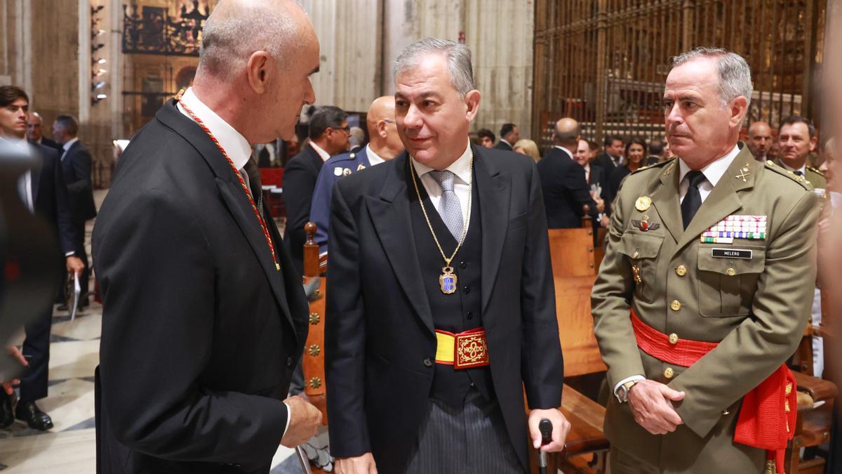 El alcalde de Sevilla, José Luis Sanz, junto al portavoz municipal del PSOE, Antonio Muñoz, al inicio de la misa de la procesión de la Virgen de los Reyes en la catedral de Sevilla