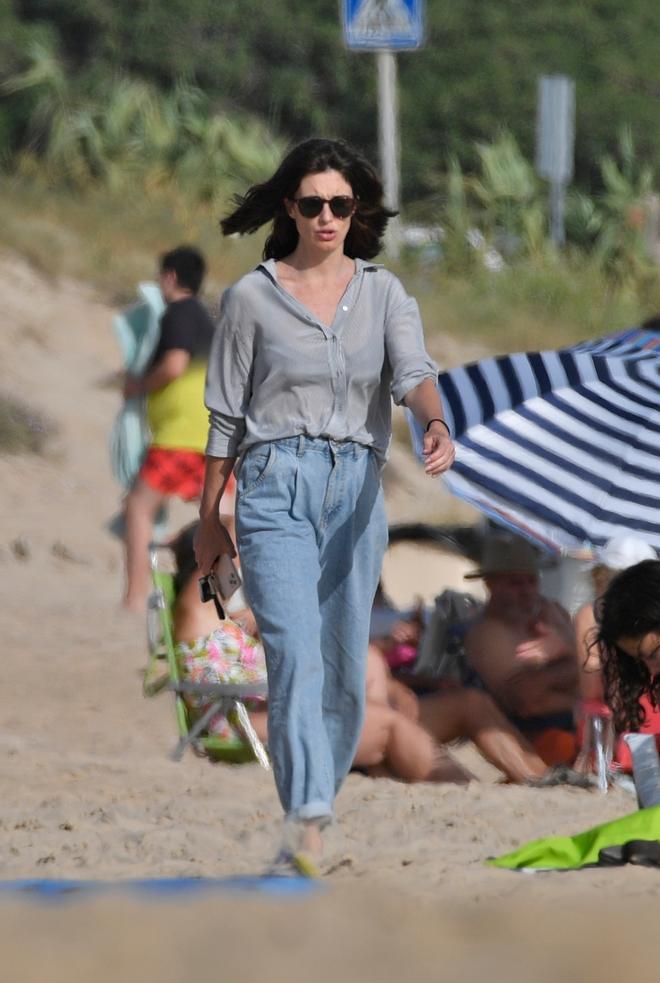 Paz Vega con camisa y pantalón vaquero