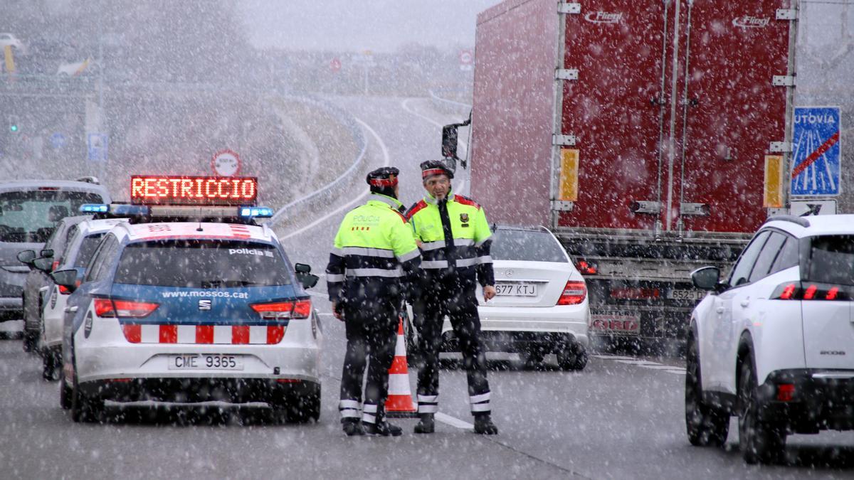 Els Mossos d'Esquadra desvien els camions que volen anar en direcció Girona per la C-25 a l'alçada de Sant Julià de Vilatorta.