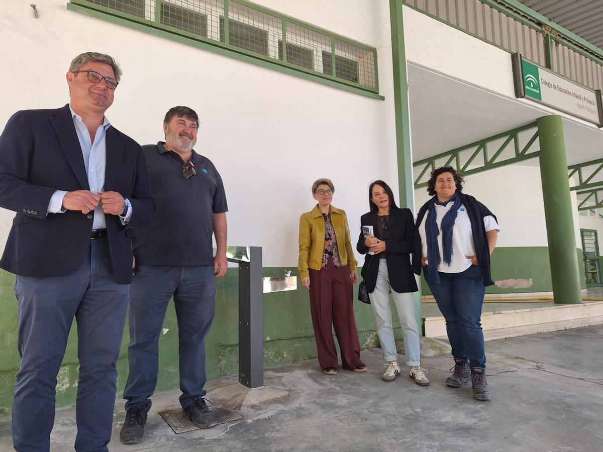 El alcalde de Puente Genil, durante su visita al colegio Agustín Rodríguez.