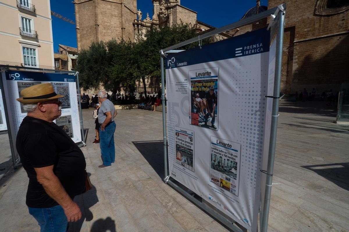 El público descubre la exposición de Levante-EMV en la plaza de la Reina de València El público descubre la exposición de Levante-EMV en la plaza de la Reina de València