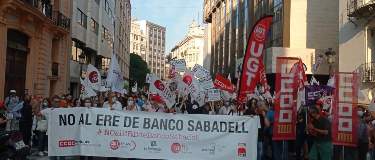 Protestas de los trabajadores del Banco Sabadell en València esta tarde