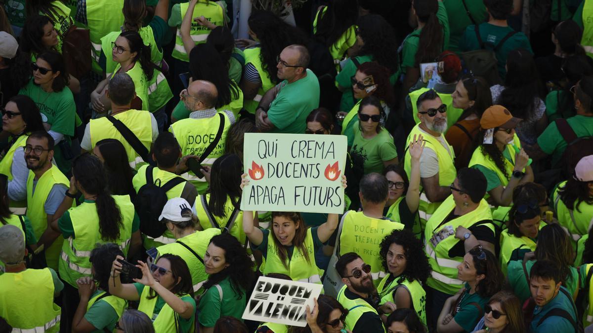 Personal docente se concentra ante el Palau de la Generalitat durante la tercera jornada de huelga indefinida del profesorado de la Comunitat Valenciana.