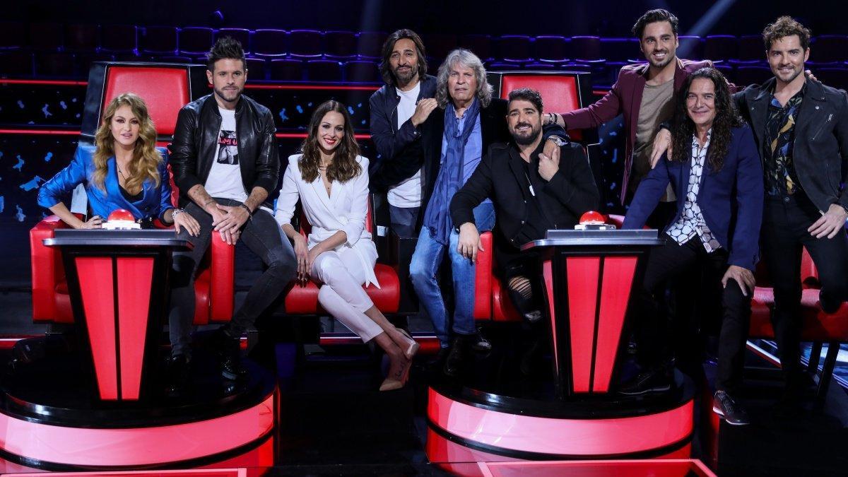 Eva González con los coaches y los asesores de 'La voz senior'