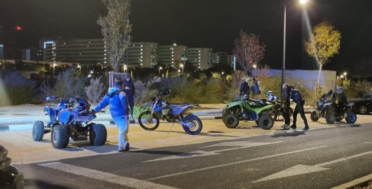 Actuación policial. Al fondo, la Nueva Fe