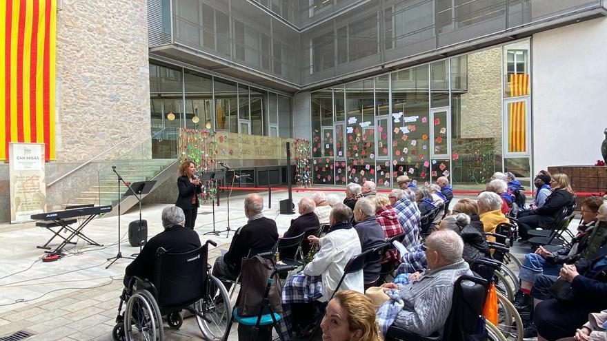 Usuaris dels centres d’atenció a la gent gran celebren Sant Jordi a la seu de la Generalitat a Girona