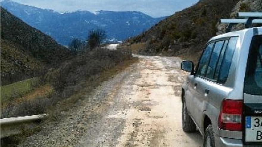 El tram superior de la carretera d&#039;accés a Éller des de la N-260, en l&#039;actual estat de deteriorament