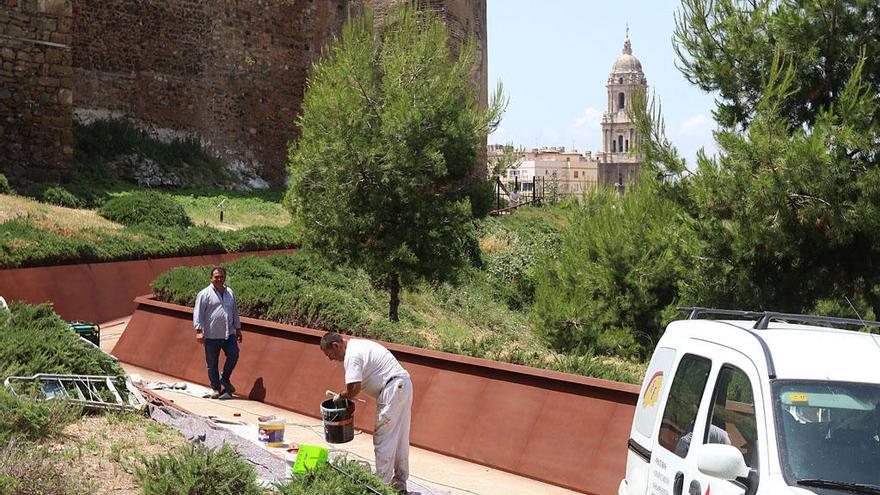 Imagen de los trabajos en la pasarela-mirador de la Alcazaba.