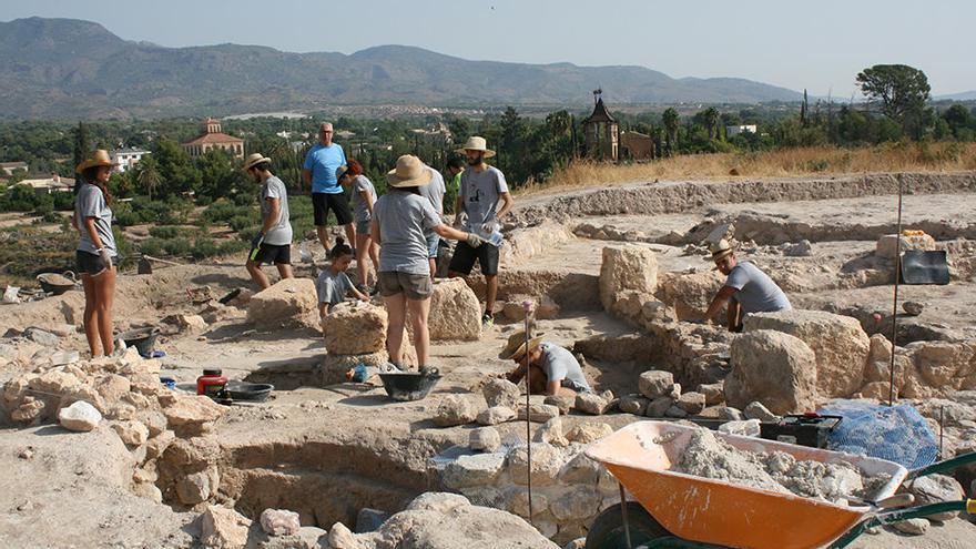 Voluntarios trabajando en el yacimiento arqueológico de ´Las Cabezuelas´.