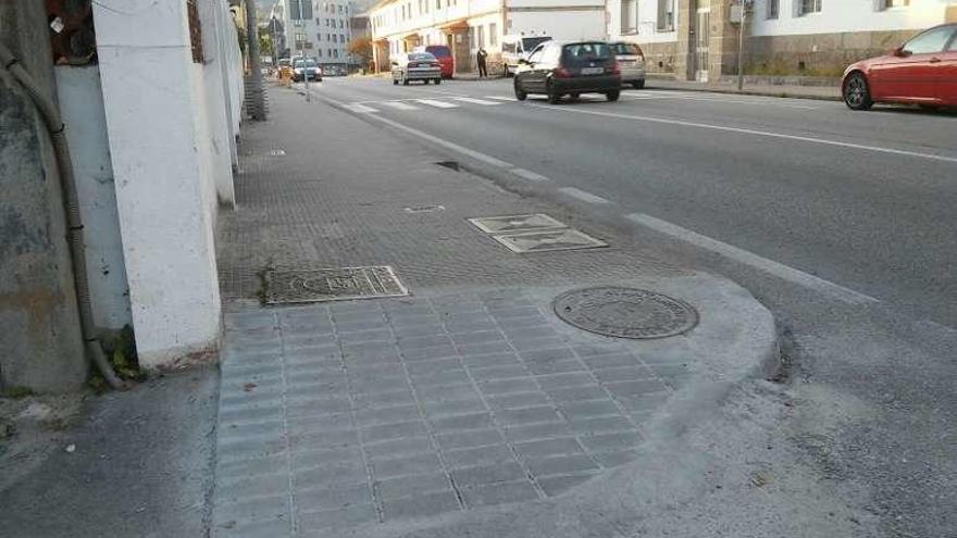 Una de las aceras acondionadas en la Avenida de Ourense. // S.Á.