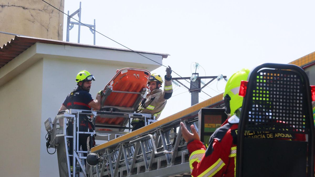 Evacuación del herido con un camión escalera.