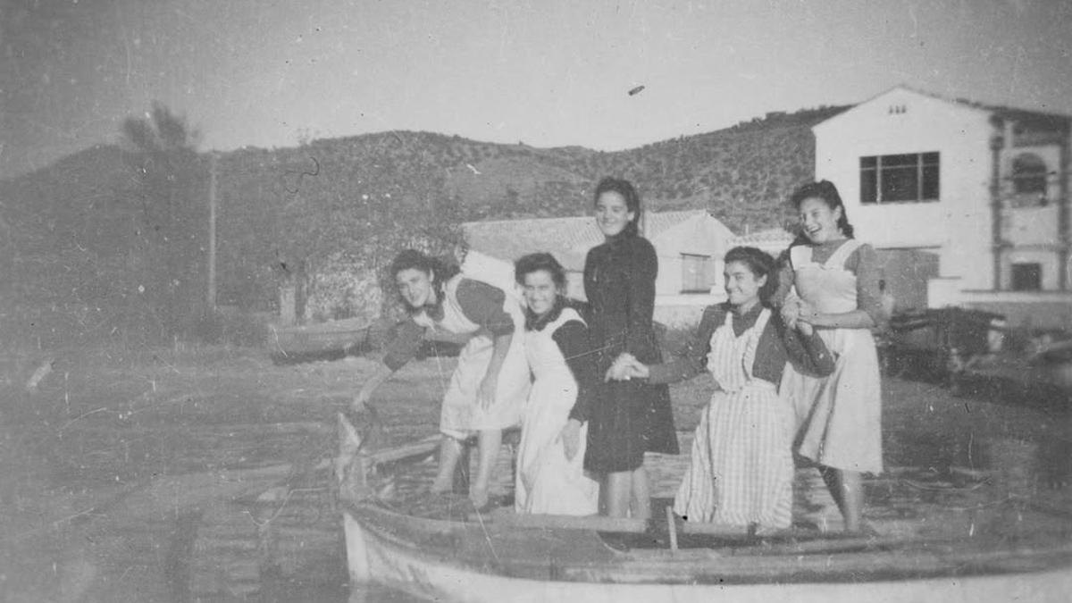 Pepita Pairet, Irene Cusí, Helena Cusí, Irene Subirà i Núria Marès, l'any 1950, amb el xalet dels italians, al fons.