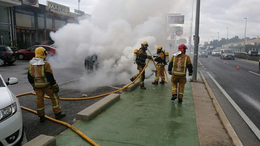 Arde un coche en la carretera de La Nucía sin causar heridos