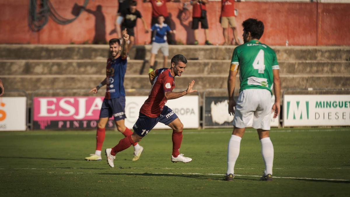 Pedro del Campo celebra el seu gol contra el Peralada.