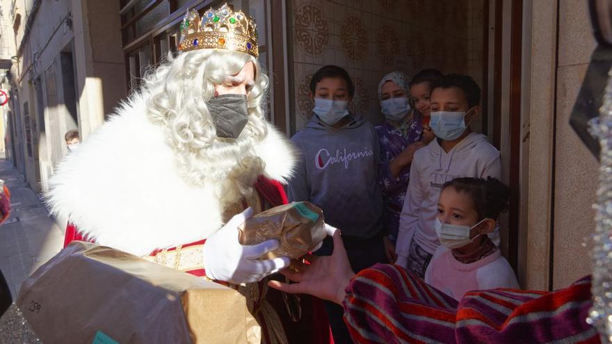 Los Magos de Oriente se han afanado durante toda la mañana en repartir de forma presencial los numerosos regalos a cientos de niños de Vila-real.