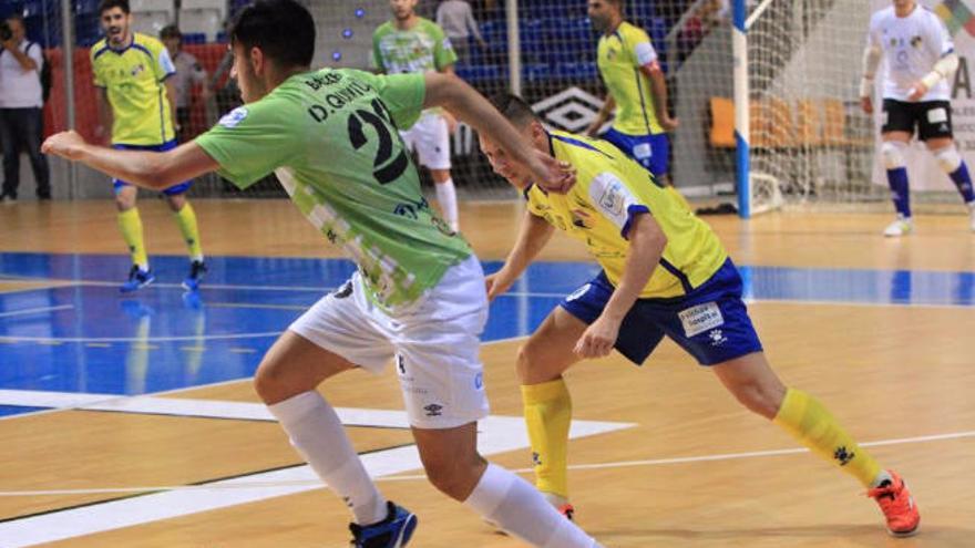 Ákos presiona a Quintela, del Palma Futsal, en el choque de ayer.