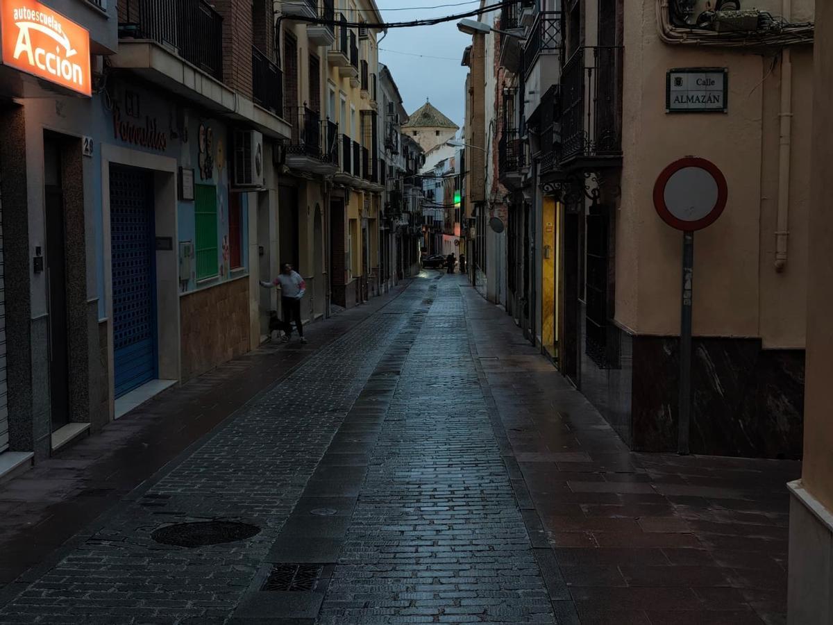 La calle Ballesteros de Lucena, con las luminarias apagadas, este viernes.