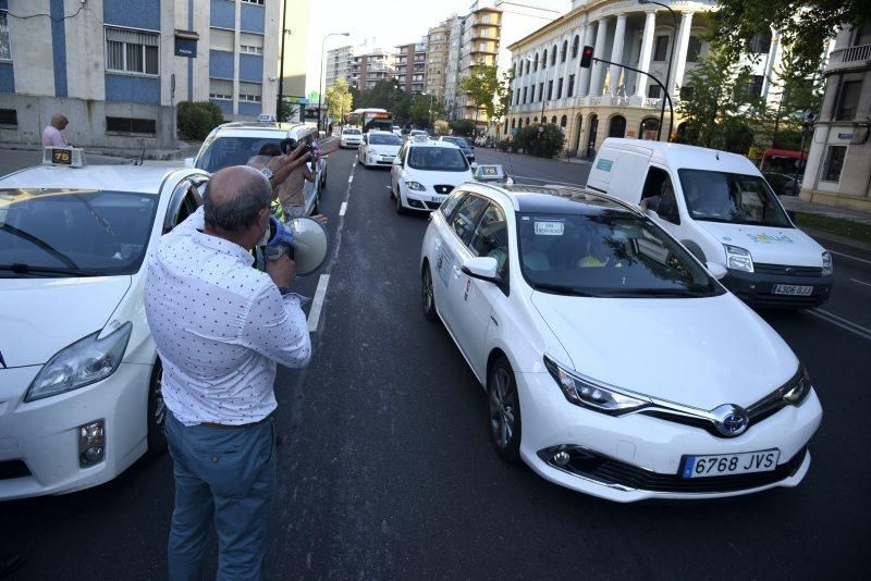 Las mejor imágenes de la jornada de movilización del taxi en Zaragoza