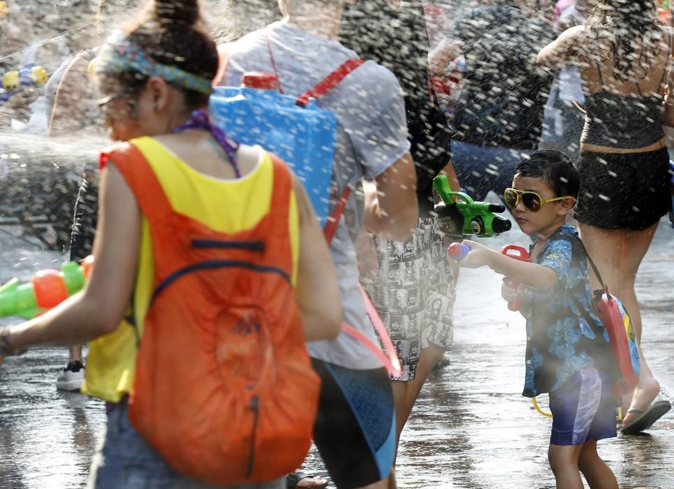 En el festival Songkran, una fiesta familiar, los participantes se mojan unos a otros como símbolo de limpieza con el objetivo de eliminar los pecados del año anterior