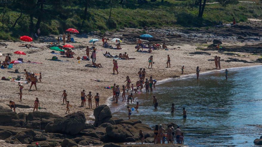 Bañistas en la playa de Area da Secada. | Iñaki Abella