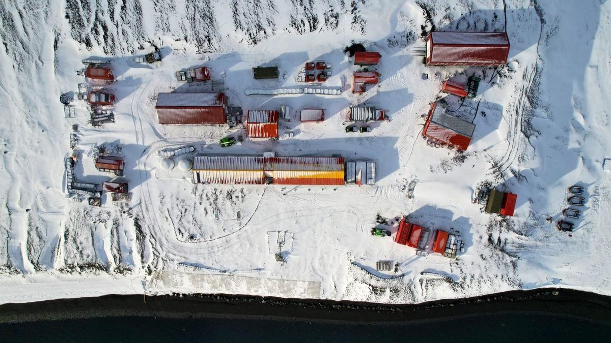 Una vista aérea de la Base Antártica Española (BAE) Gabriel de Castilla, en Isla Decepción. |  // EJÉRCITO DE TIERRA