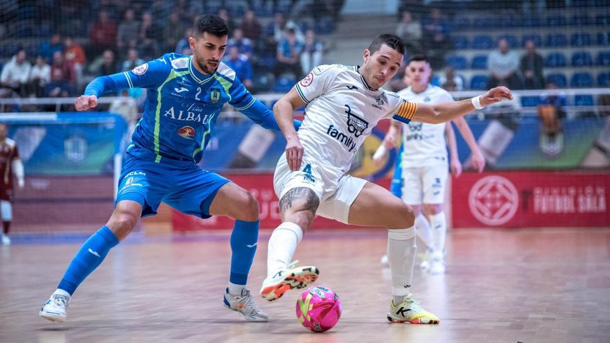 Rubi disputa un balón en el partido disputado este martes en Valdepeñas.