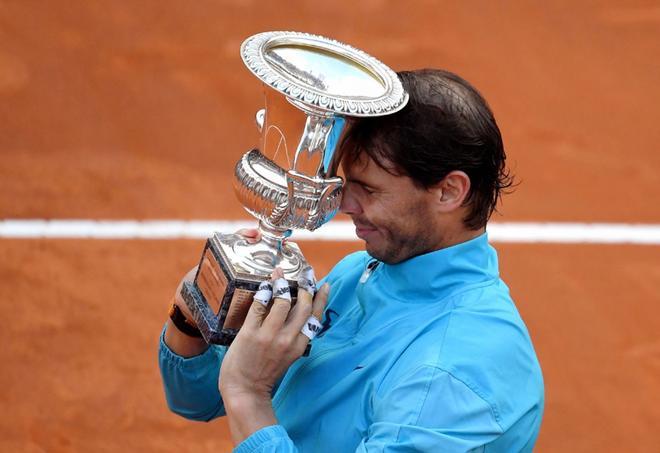 Rafael Nadal posa con el trofeo tras ganar a Novak Djokovic el partido de la final del ATP Masters de Roma disputado en el Foro Italico en Roma.