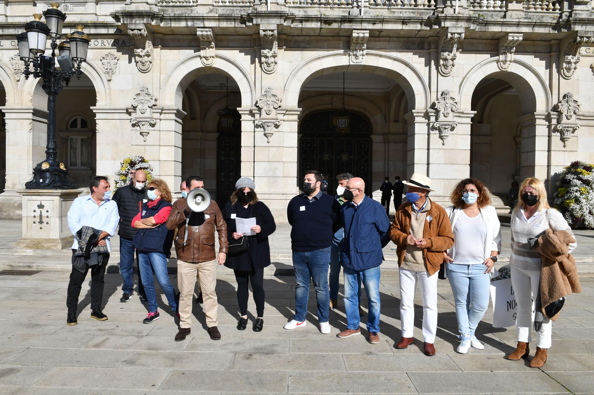 Vecinos de Os Mallos claman en María Pita por mayor presencia policial para acabar con la inseguridad del barrio