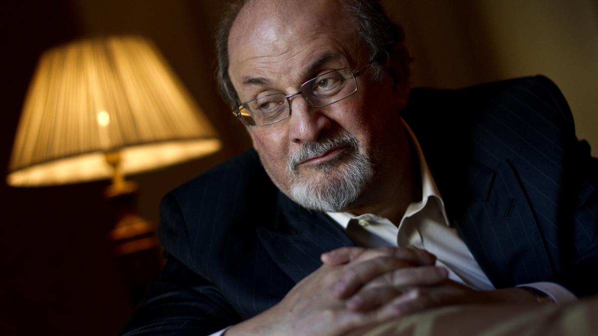 Acuchillado en el cuello el escritor Salman Rushdie durante una conferencia en Nueva York.