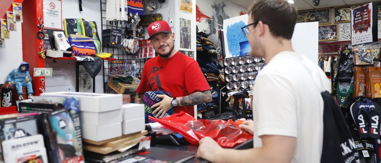 Iván Aitor García León atiende a un cliente en su tienda 4 Elements en la segunda jornada de la Shopping Week de Ciudad Jardín