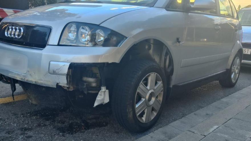 Un cotxe xoca contra una barricada dels pagesos a l'AP-7 a Pontós i queda inutilitzat