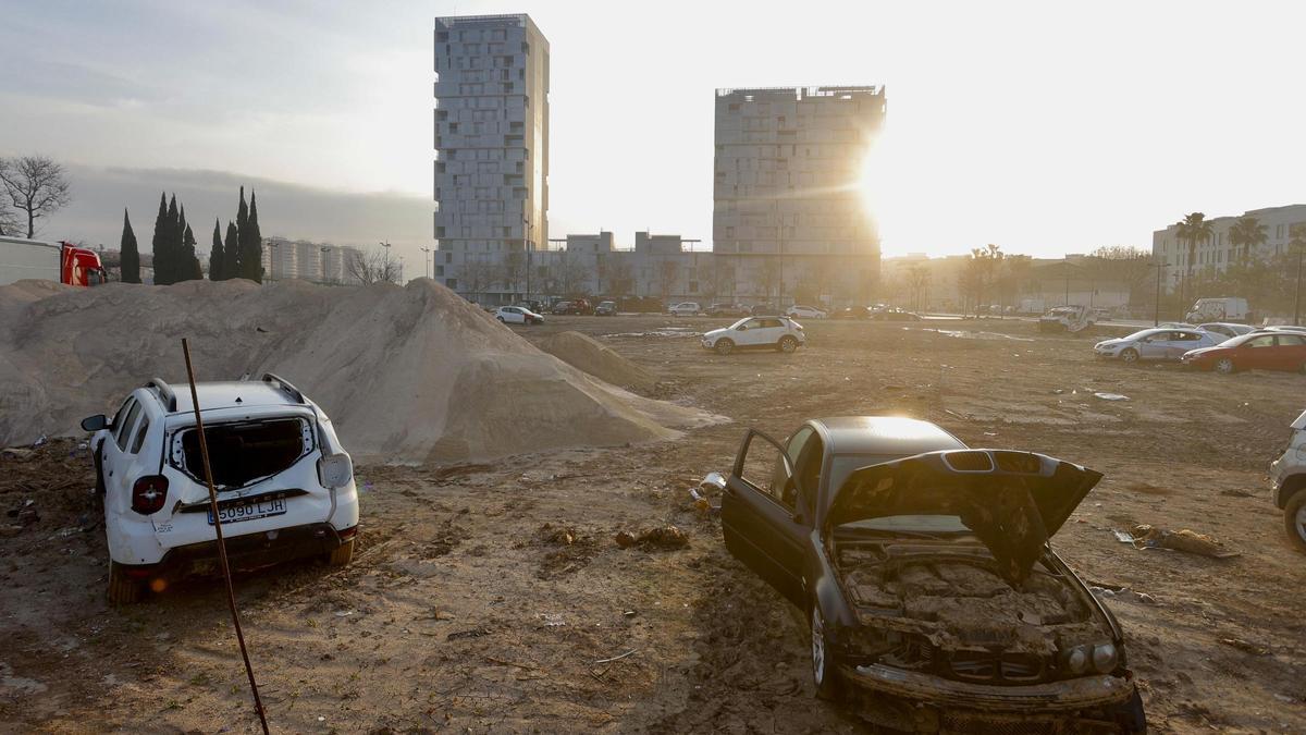 Vehículos aún abandonados en una de las campas junto a la Torre, en València