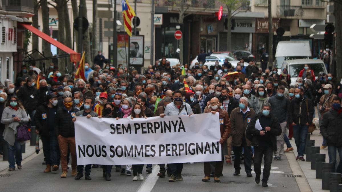 Els manifestants amb la pancarta principal a Perpinyà.