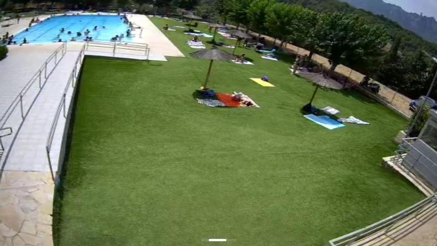 Per què costa tant enxampar els nois que deixen excrements a les piscines públiques?