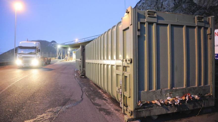 Compactadora con rechazos a la puerta de Nostián, en 2011. |   // FRAN MARTÍNEZ