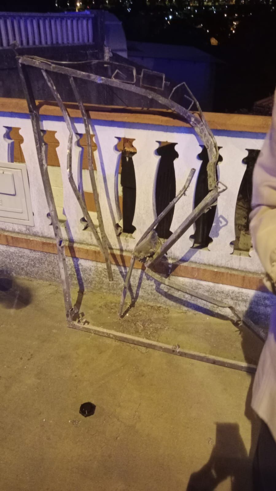 Choca con su vehículo contra el muro de una casa en Vigo y llama para que lo rescaten