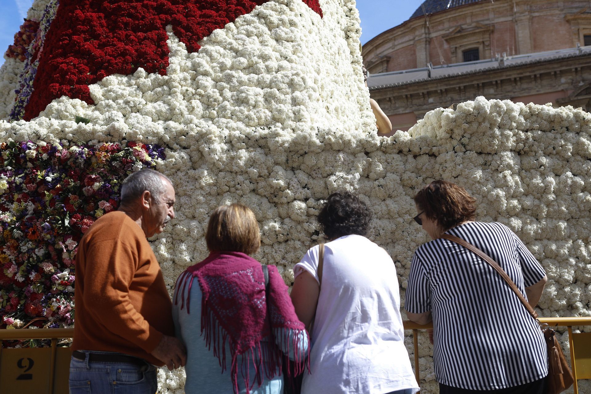 La 'otra ofrenda' a la Virgen llena la plaza tras la cremà