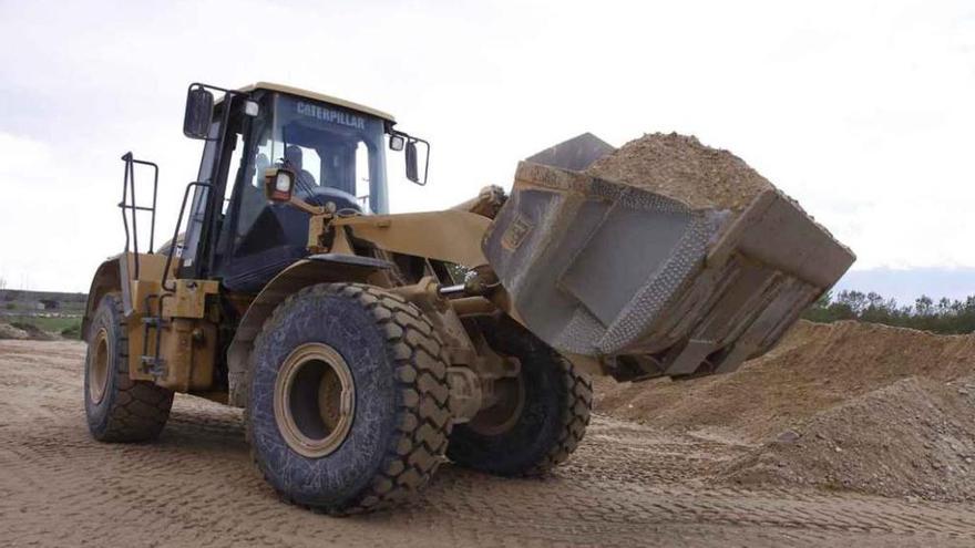 Un maquinista traslada una carga de arena en una explotación de áridos de Zamora.