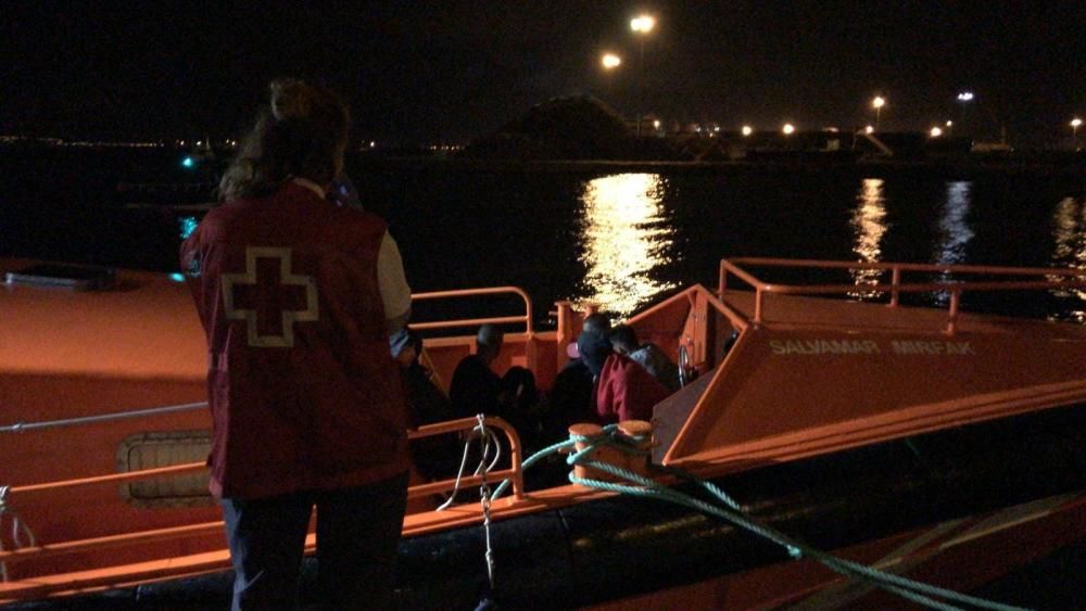 Cruz Roja atendiendo a los inmigrantes de la patera que ha llegado a Alicante.