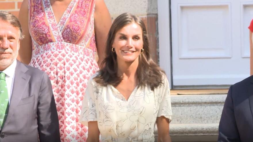 La Reina Letizia acaba la semana radiante con un vestido de Hugo Boss