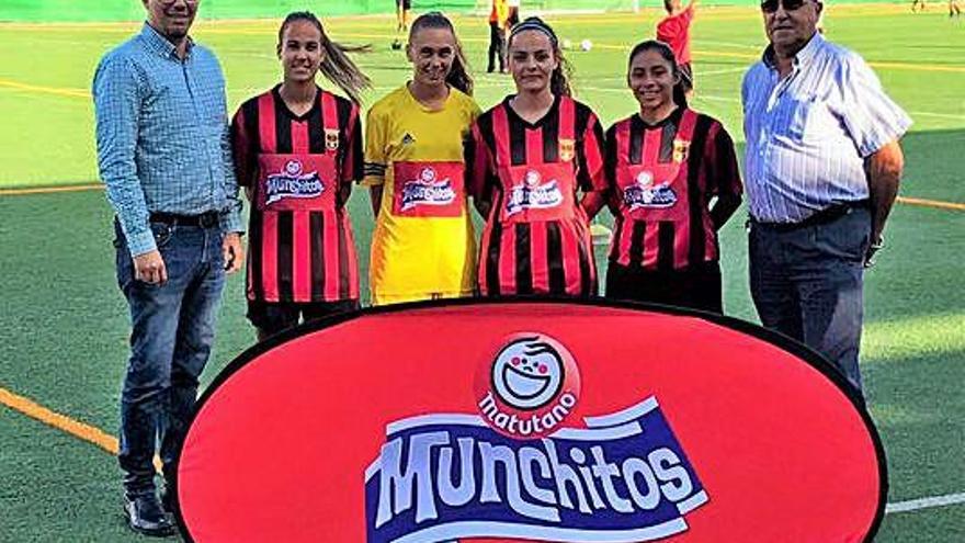 Paul Perdomo -izquierda- y Pacuco Ramos, junto a algunas jugadoras del Unión Viera femenino B.