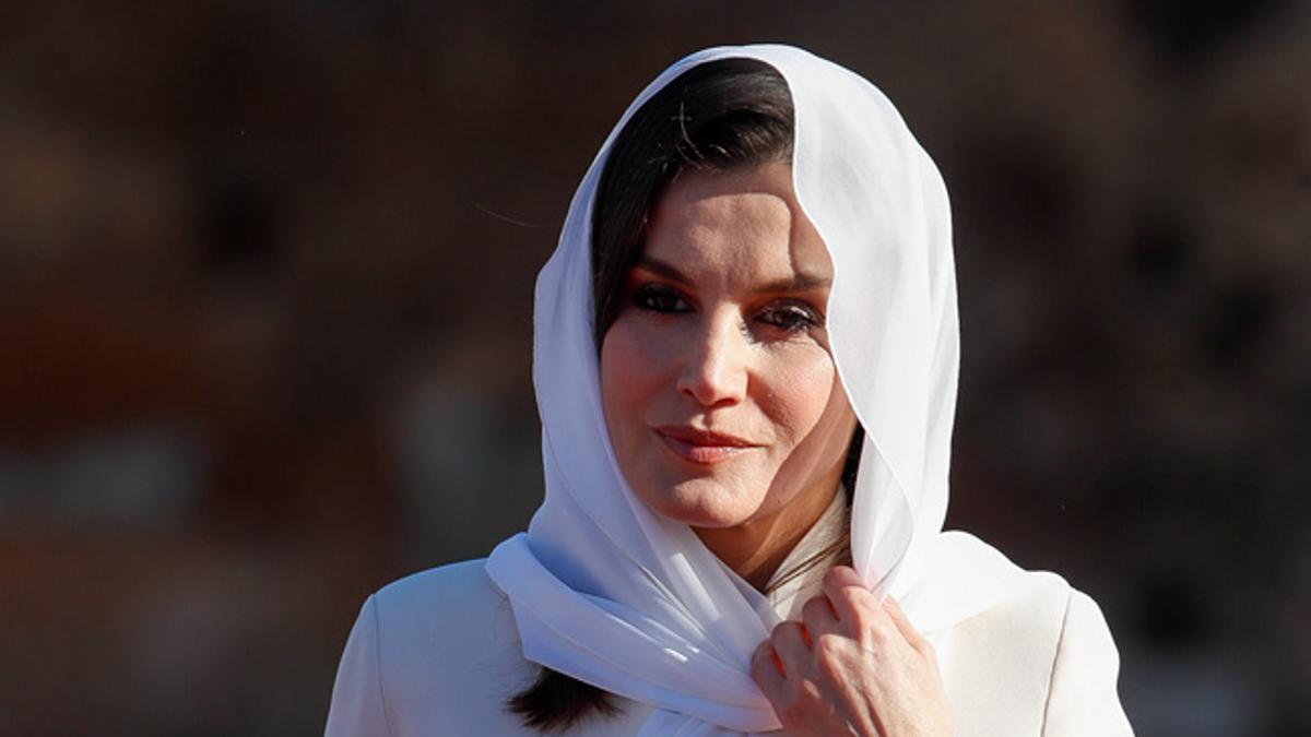 Letizia Ortiz con traje de Armani y velo blanco en Marruecos