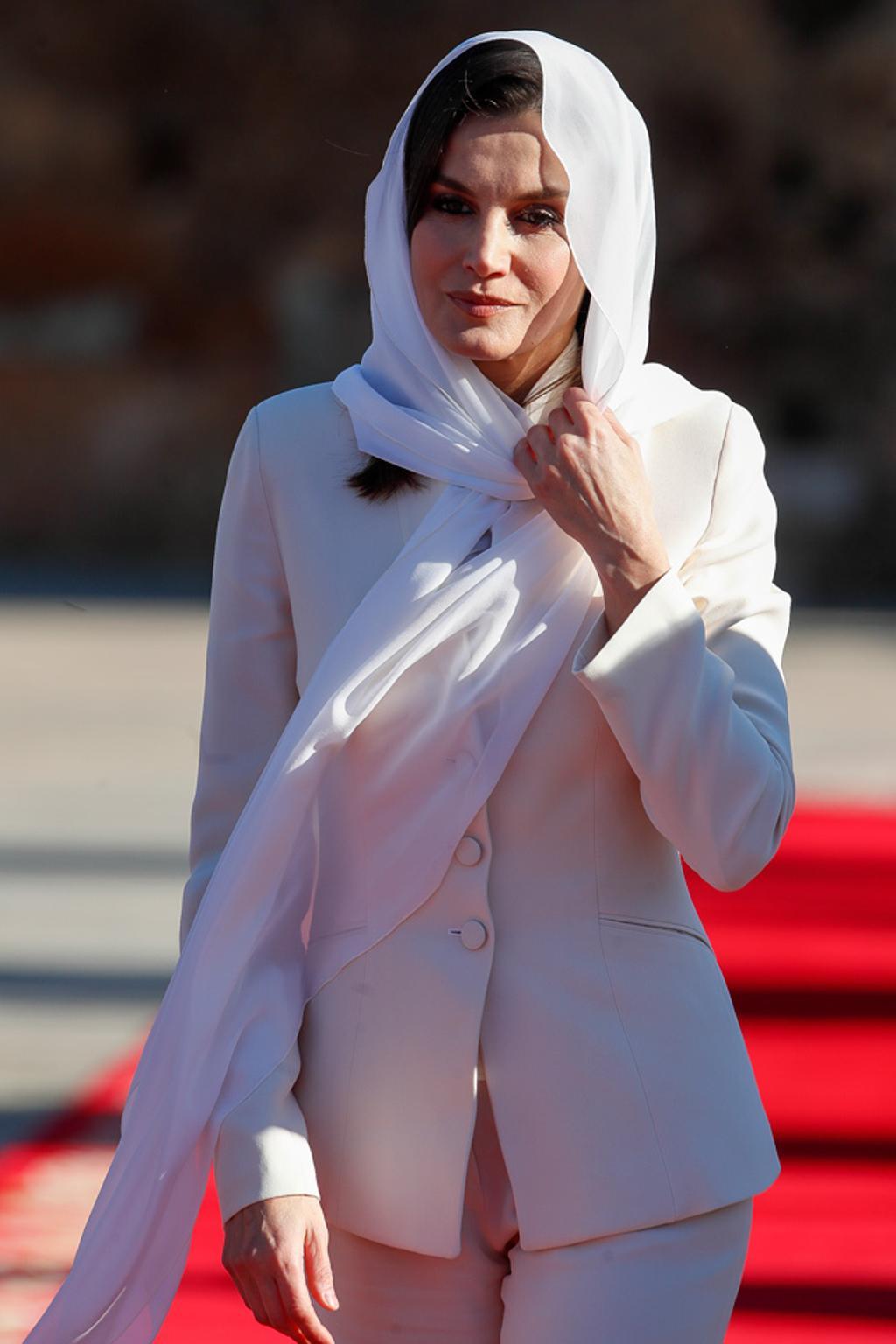 Letizia Ortiz con traje de Armani y velo blanco en Marruecos