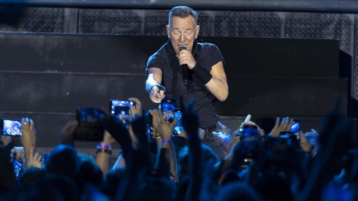 Bruce Springsteen durante su concierto en el Estadi Olimpic Lluis Companys.