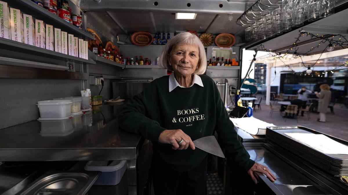 Alicia Giménez Bartlett, en el interio de un 'food truck'.