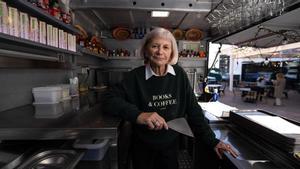 Alicia Giménez Bartlett, en el interio de un food truck.