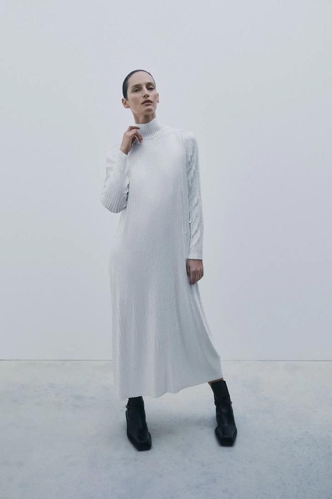 Vestido blanco de punto con lentejuelas, de Zara